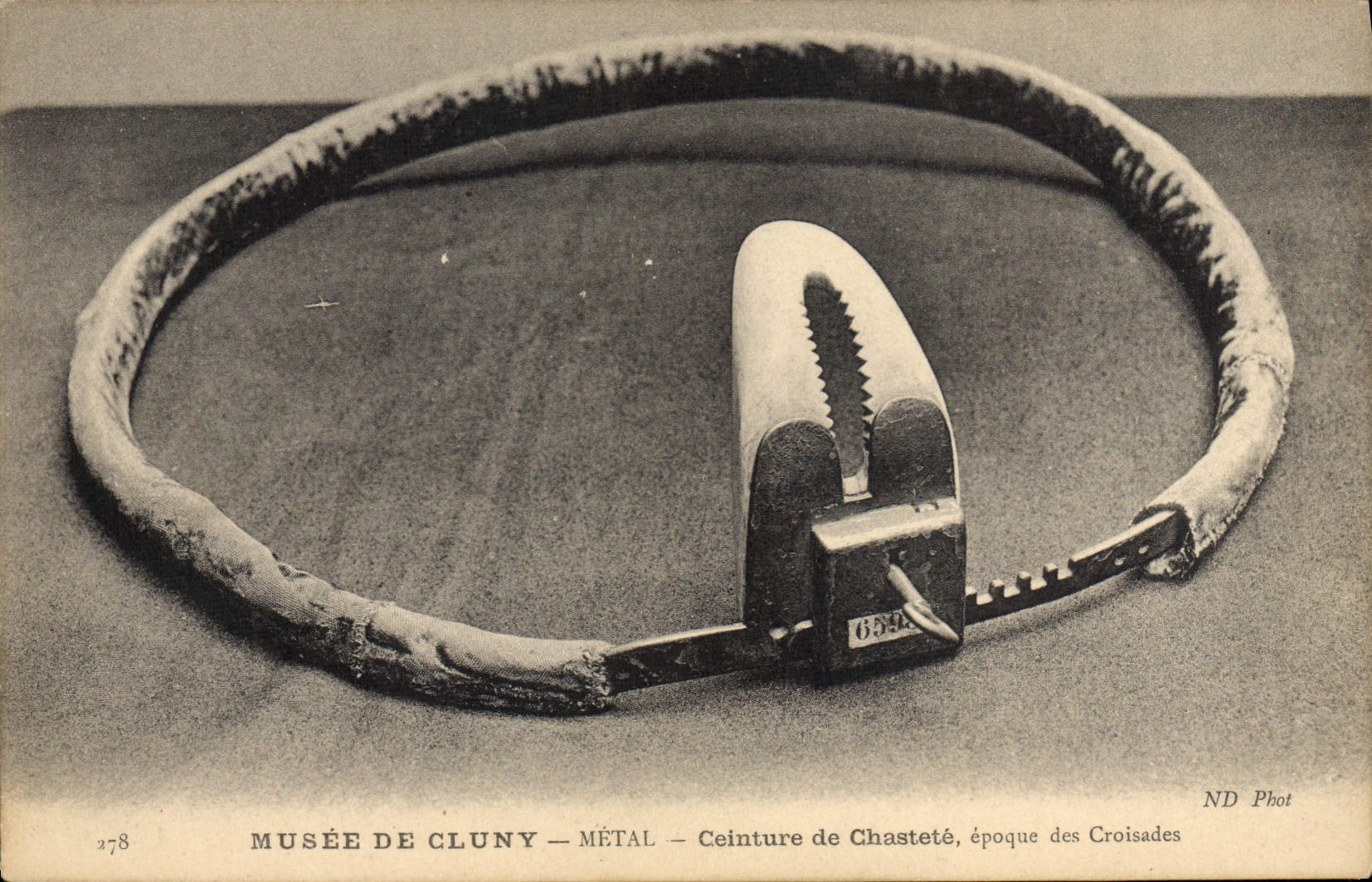 CPA Nu erotique Femme Ceinture de chastete Musee de Cluny Paris Epoque des Croisades