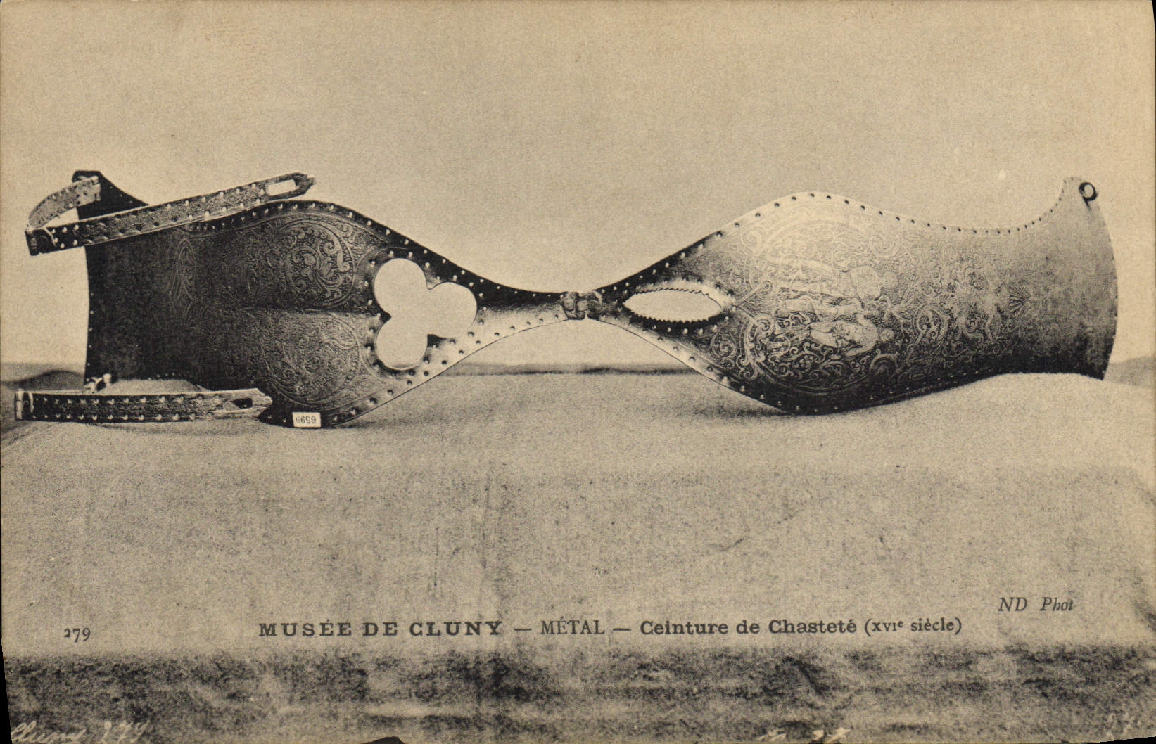 CPA Nu erotique Femme Ceinture de chastete Musee de Cluny Paris Epoque des Croisades