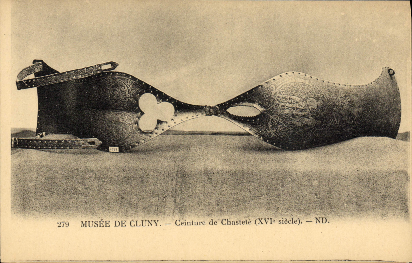 CPA Nu erotique Femme Ceinture de chastete Musee de Cluny Paris Epoque des Croisades