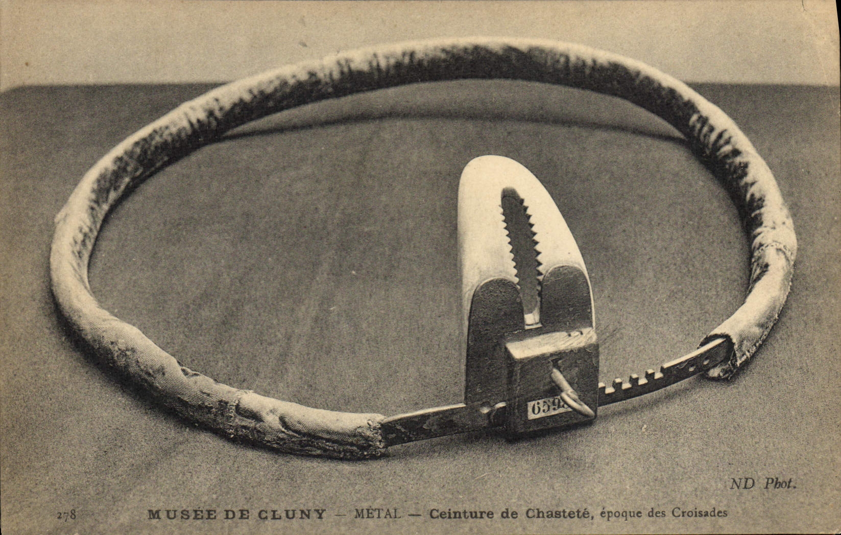 CPA Nu erotique Femme Ceinture de chastete Musee de Cluny Paris Epoque des Croisades