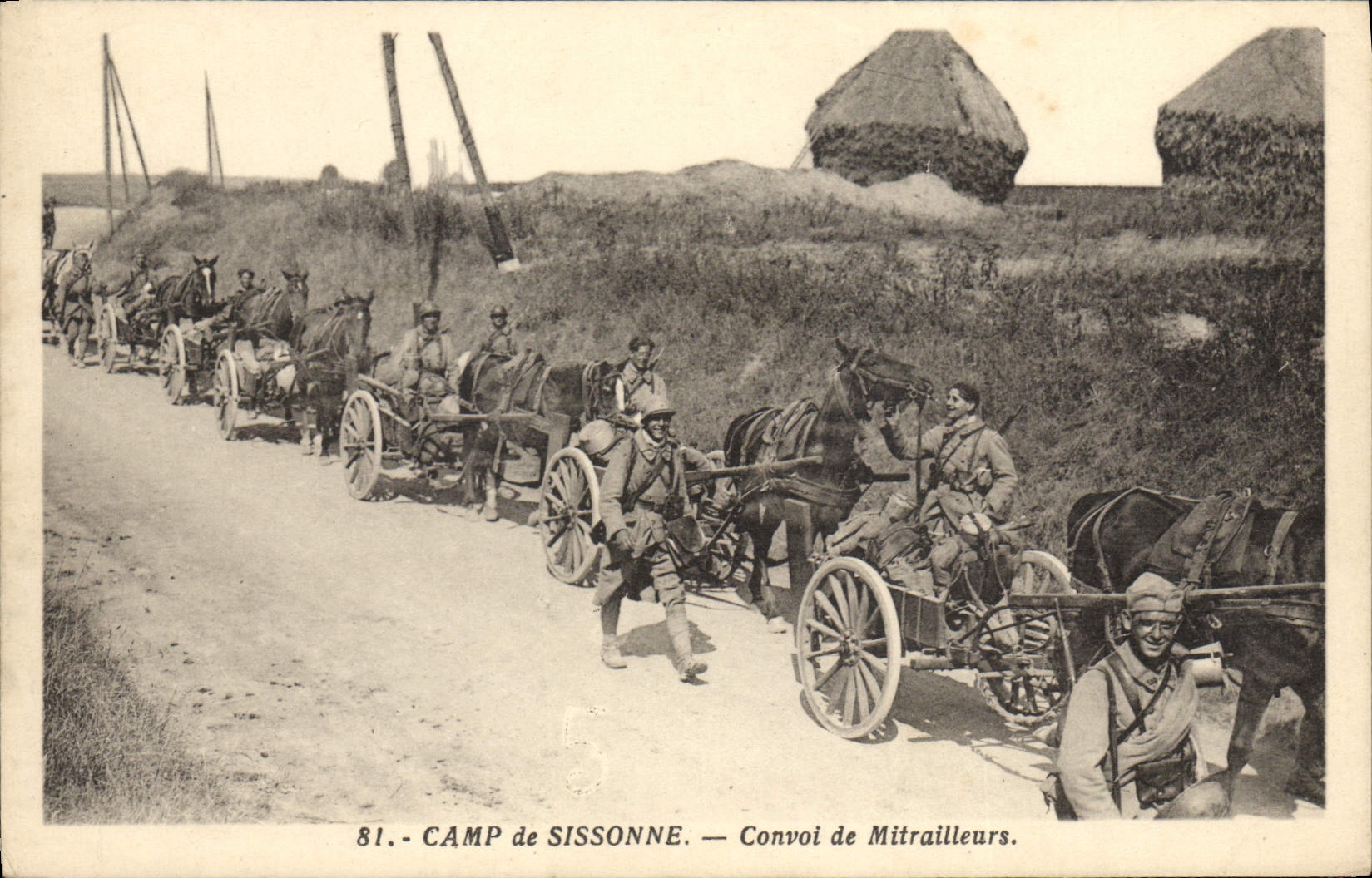 CPA Militaria Camp de Sissonne onvoi de mitrailleurs