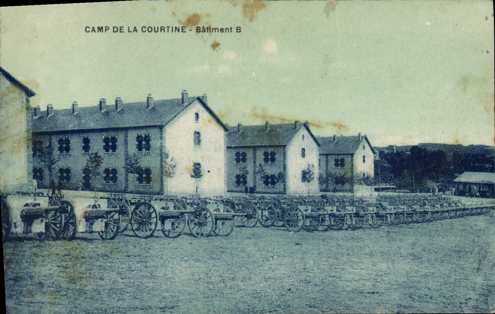 CPA Militaria Camp de la Courtine Batiment B Canons 