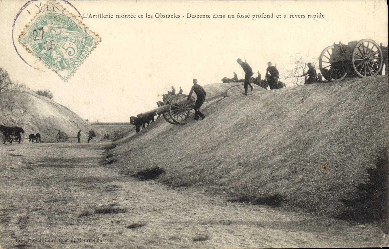 La POSTAL Militaria de la VENDIMIA la artillería montada y la pendiente de los obstáculos en un hoyo profundamente y tiene revés rápido