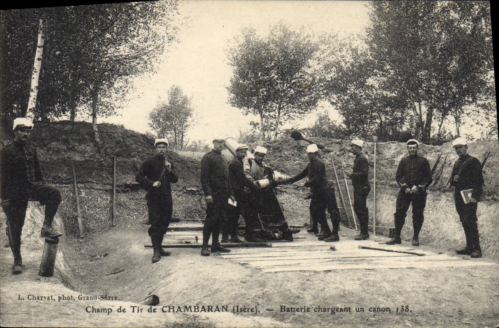 El campo de Militaria de la POSTAL de la VENDIMIA del fuego tiene Chambaran Batterie el cargar de un arma