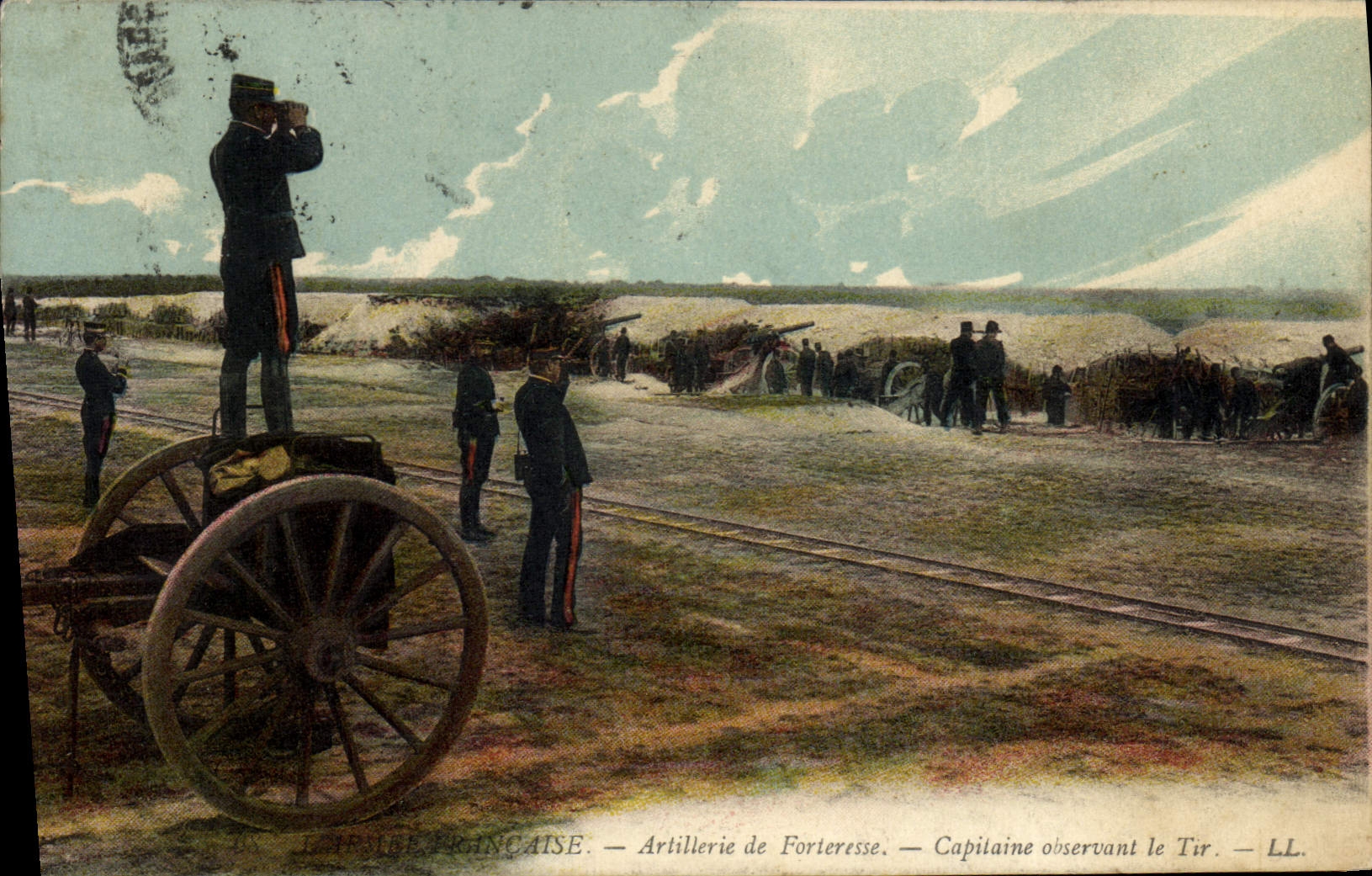 Capitán de la artillería de Militaria de la POSTAL de la VENDIMIA observando un shooting
