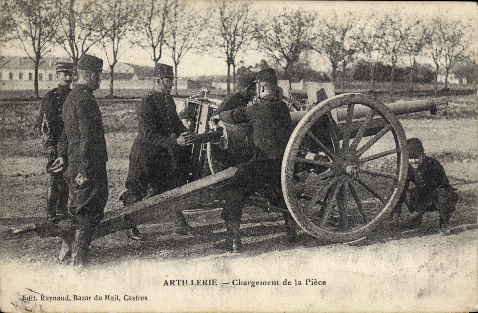 VINTAGE POSTCARD Militaria Artillery Loading of the piace