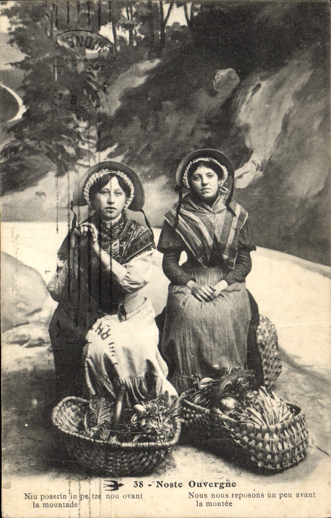 CPA Folklore Auvergne Femmes 