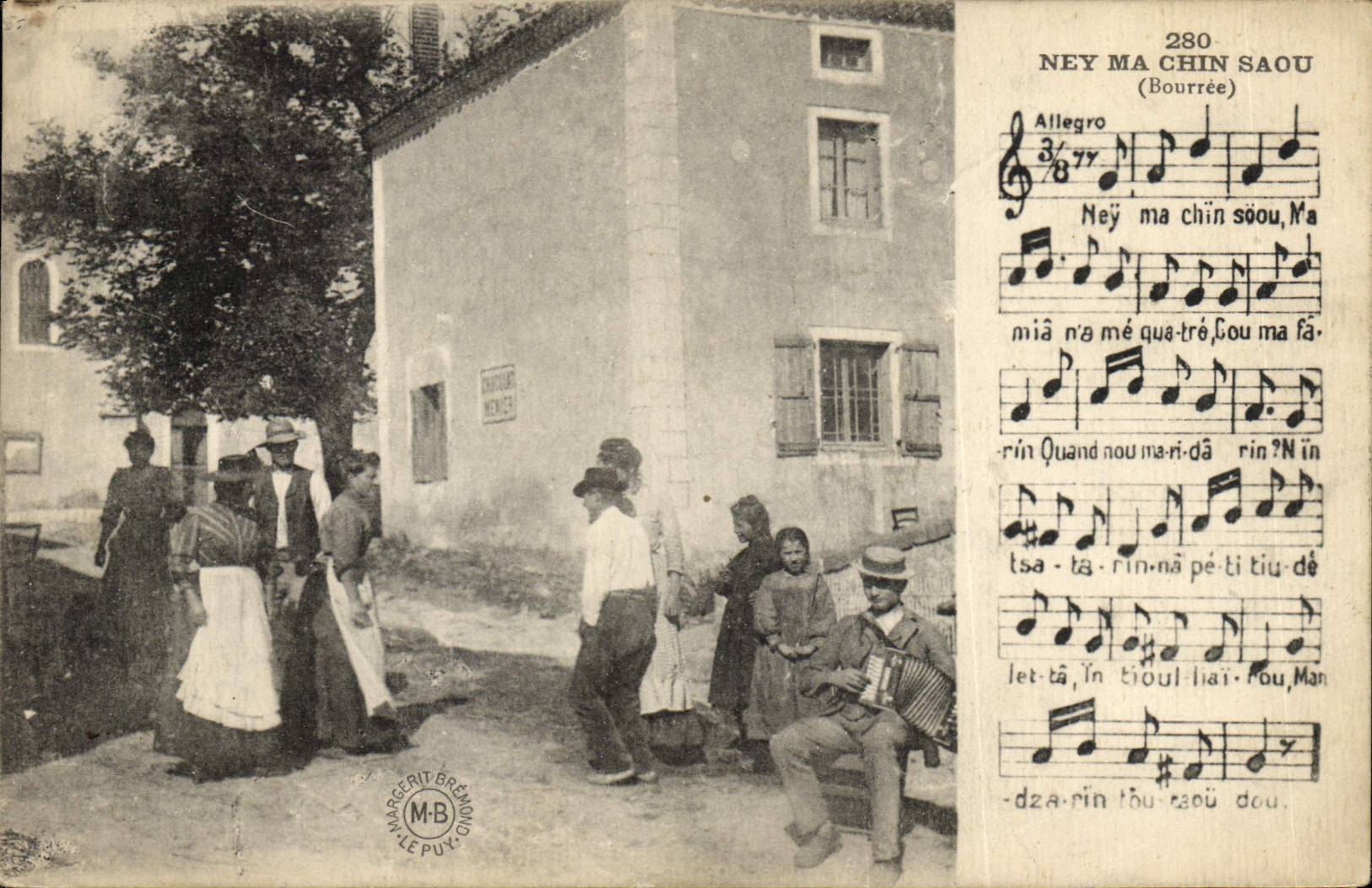 CPA Folklore Auvergne La bourree Accordeon