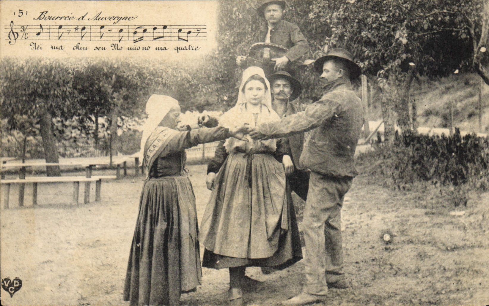 CPA Folklore Auvergne La bourree