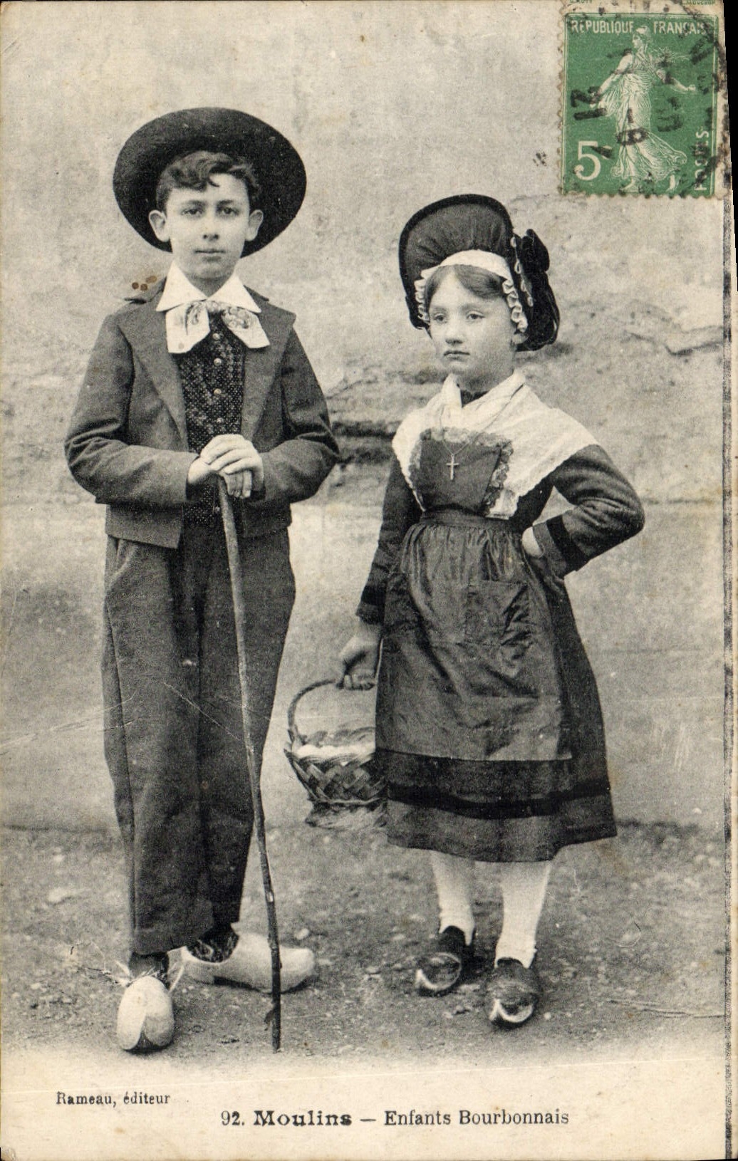CPA Folklore Moulins Enfants Bourbonnais
