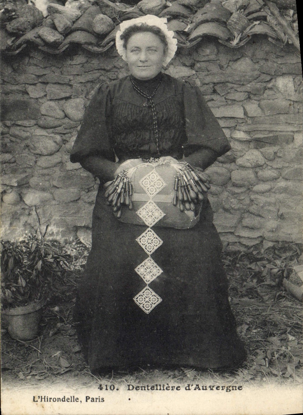 CPA Folklore Dentelliere d'Auvergne 