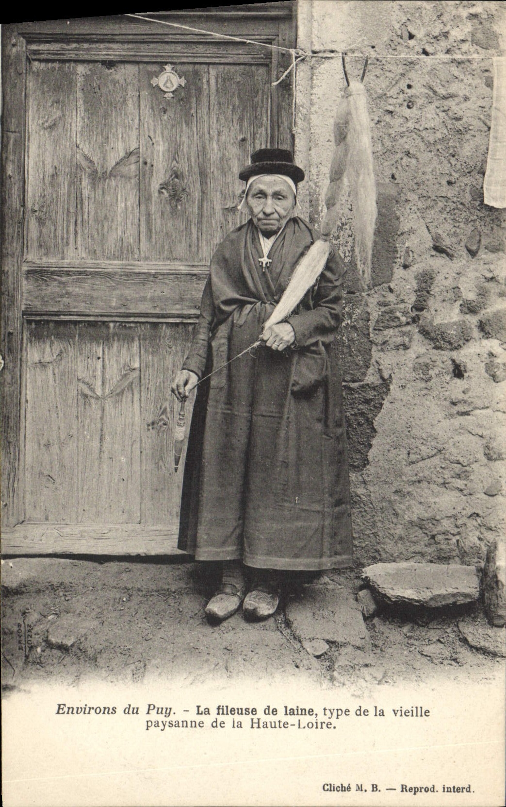 CPA Folklore Environs du Puy La fileuse de laine Vieille paysanne de la Haute Loire 