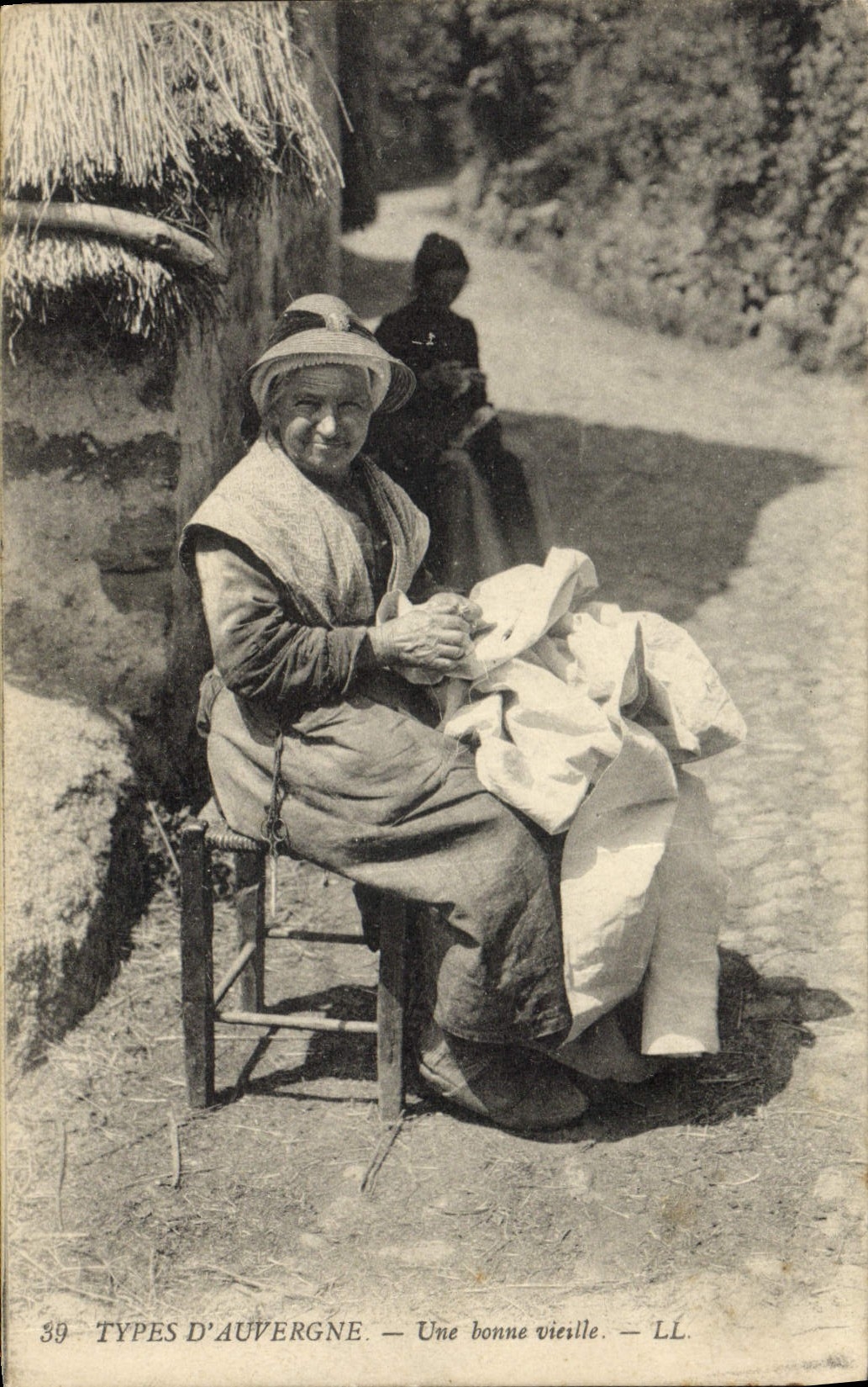 CPA Folklore Auvergne Une bonne vieille