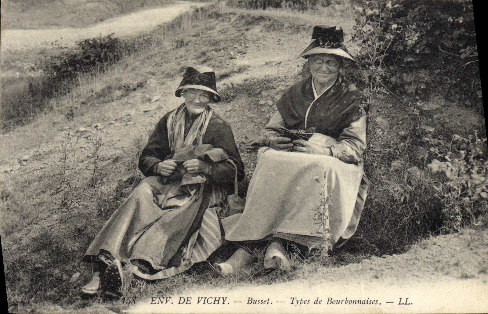 CPA Folklore Environs de Vichy Busset Types de Bourbonnaises 