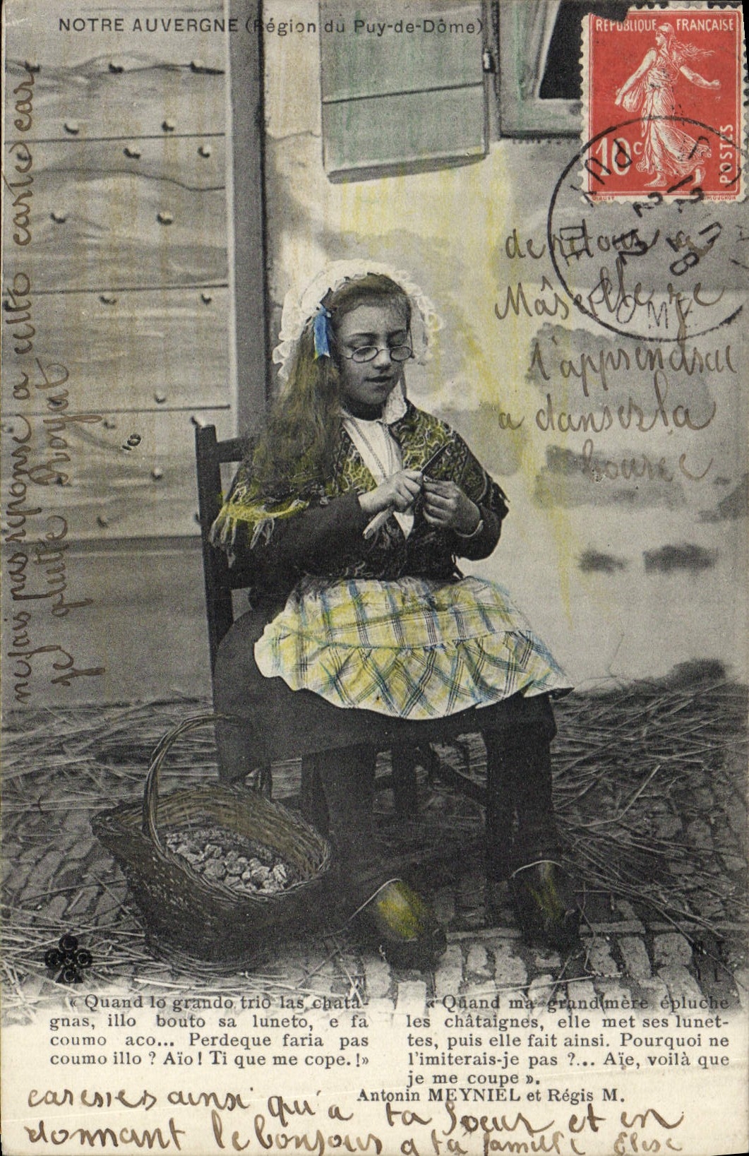 CPA Folklore Auvergne Enfant Epluchage des chataignes