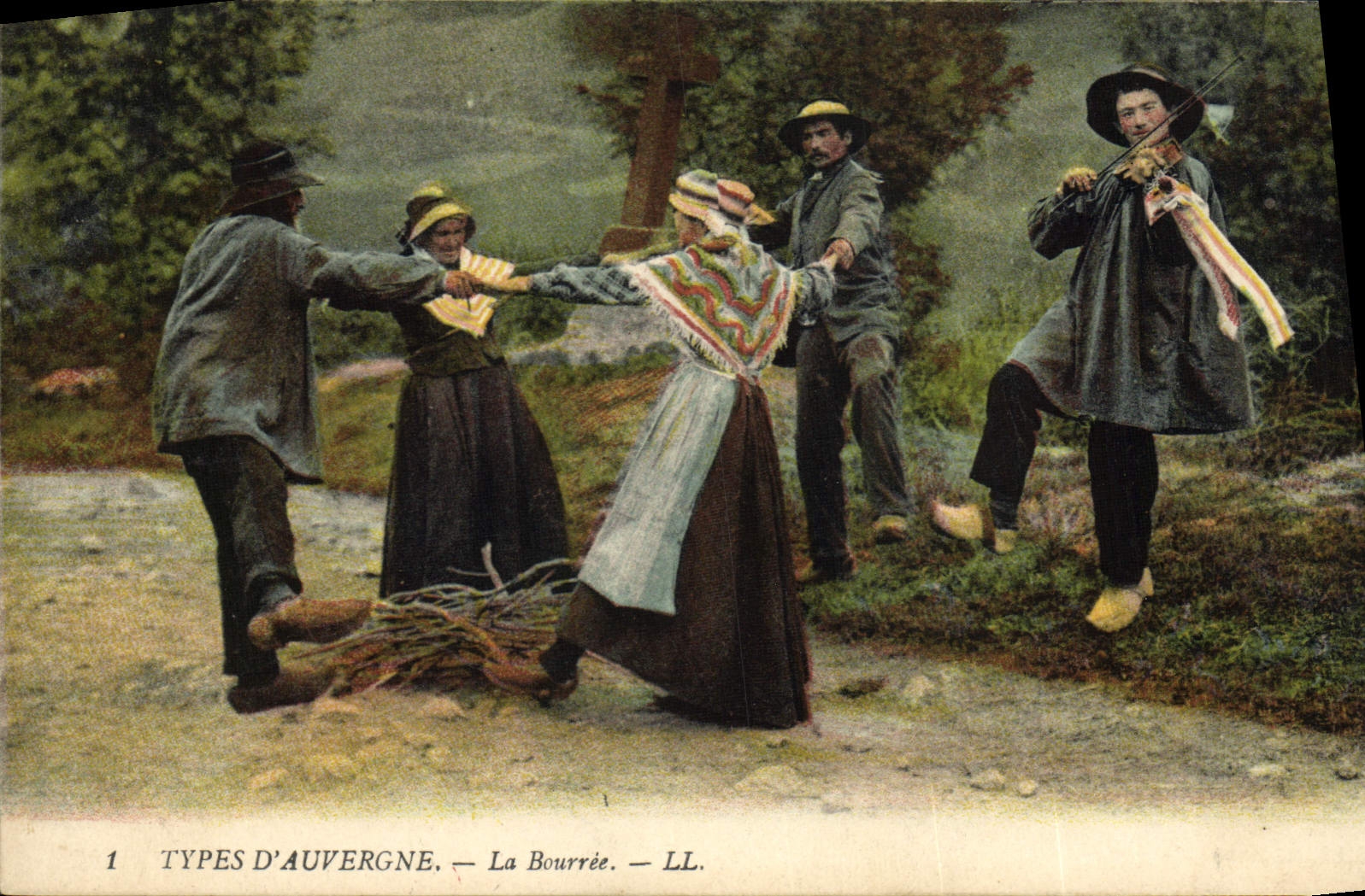 CPA Folklore Auvergne La bourree
