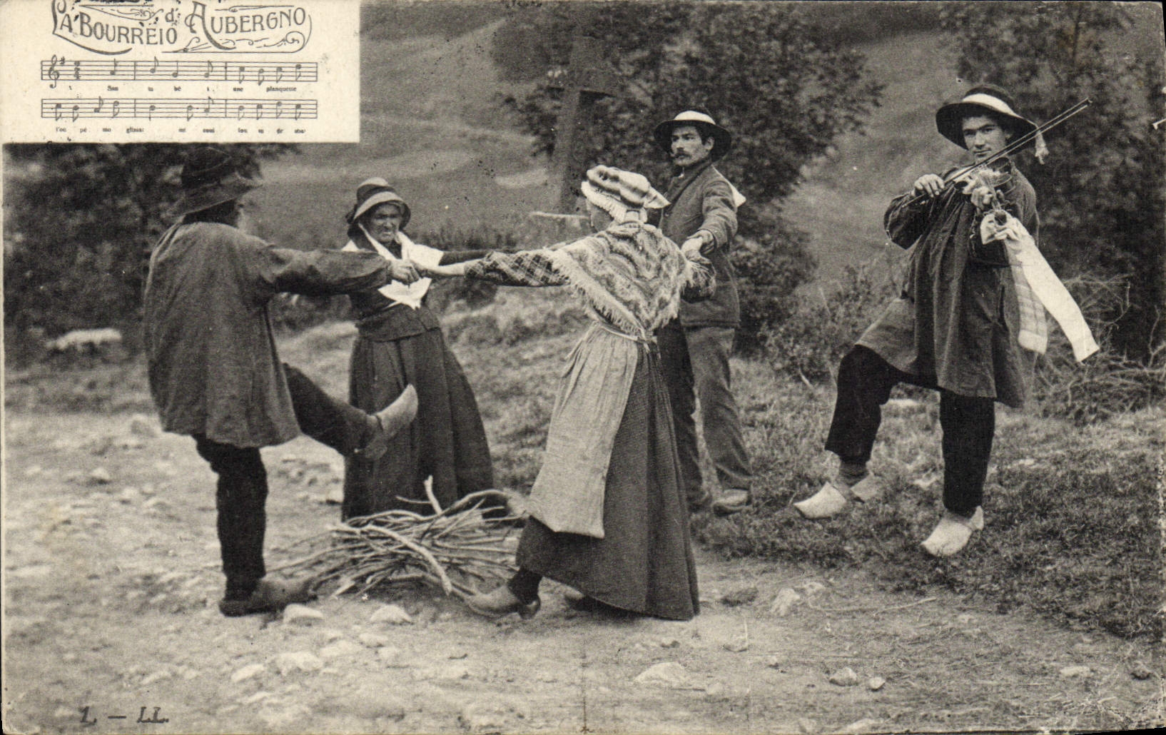 CPA Folklore Auvergne La bourree