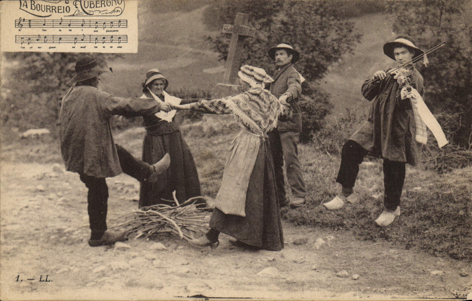 CPA Folklore Auvergne La bourree