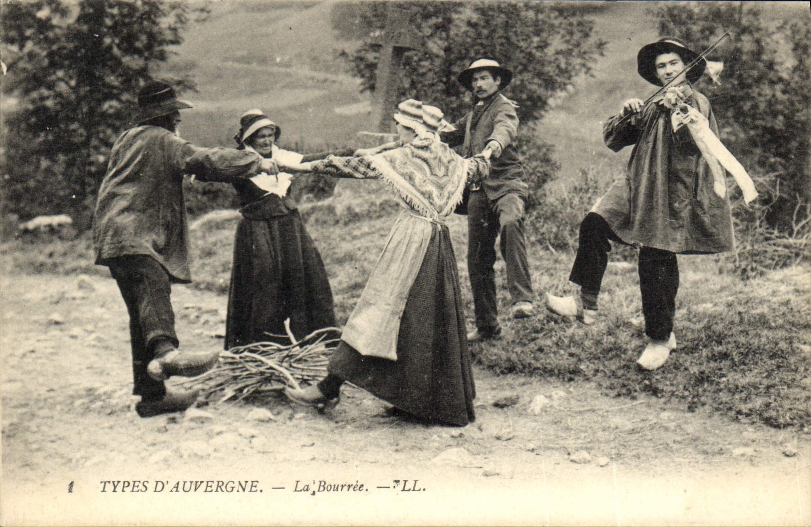 CPA Folklore Auvergne La bourree