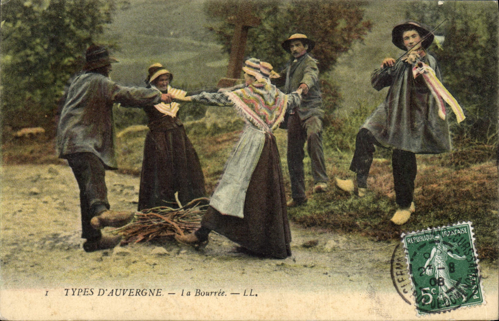 CPA Folklore Auvergne La bourree