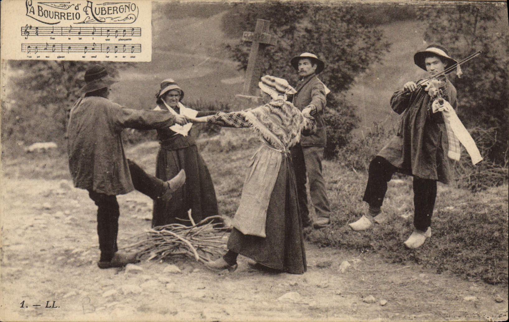 CPA Folklore Auvergne La bourree