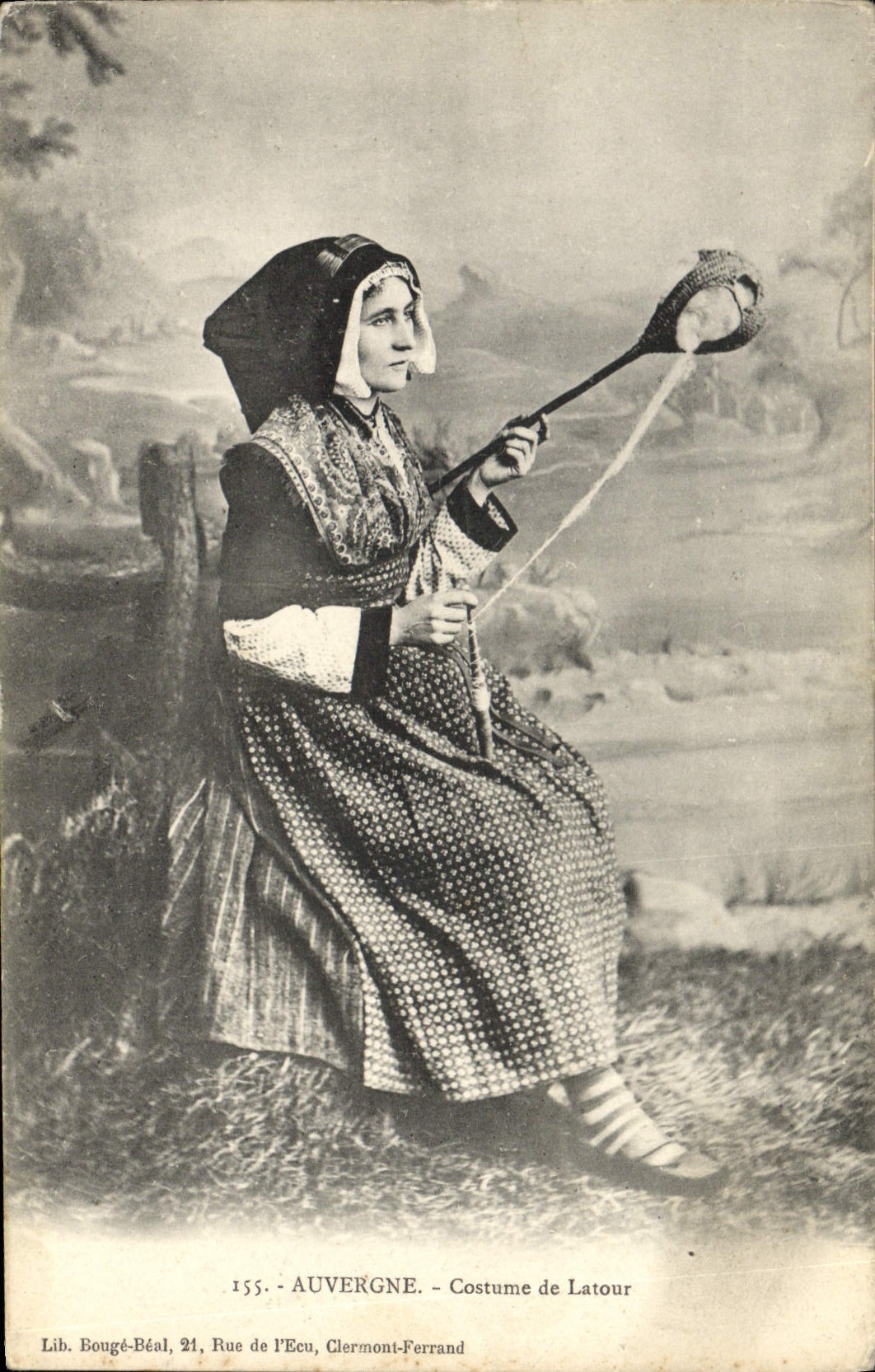 CPA Folklore Auvergne Costume de Latour Fileuse
