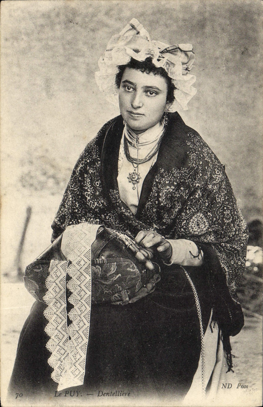 CPA Folklore Le Puy Dentelliere