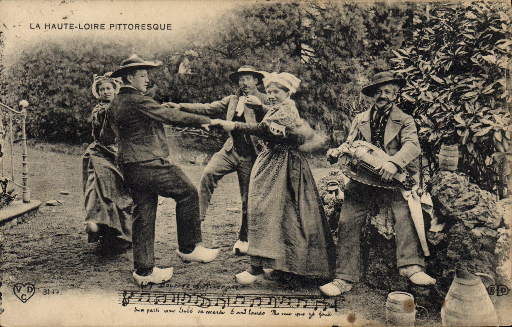 CPA Folklore Auvergne La bourree