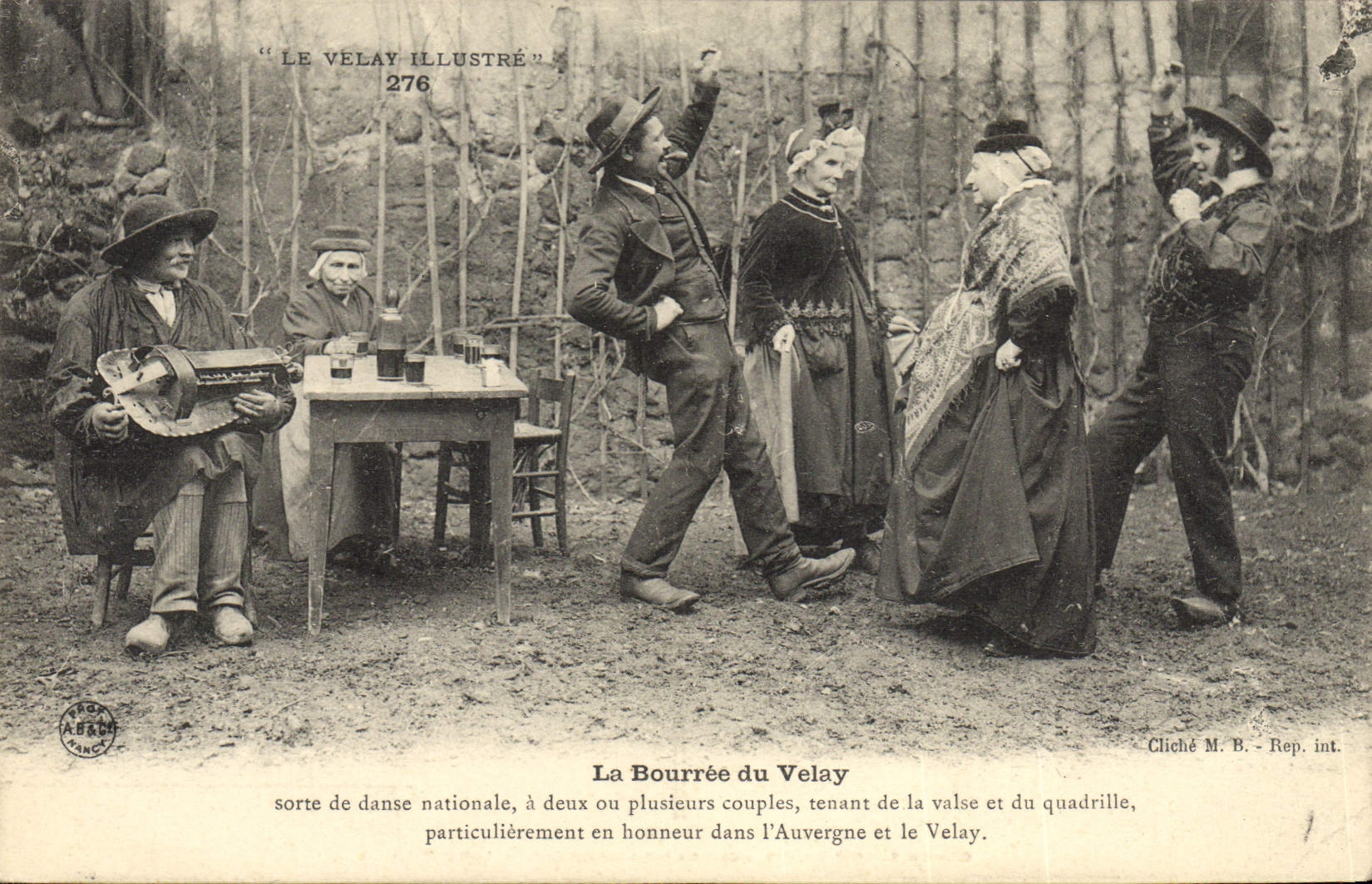 CPA Folklore Le Velay La bourree du Velay