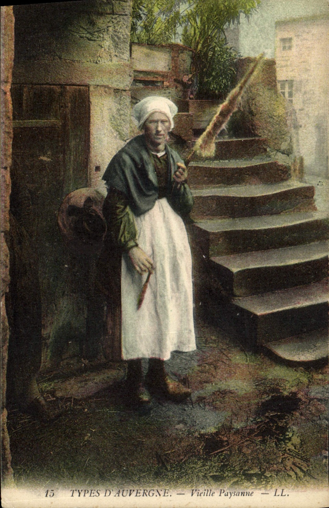 CPA Folklore Auvergne Vieille paysanne