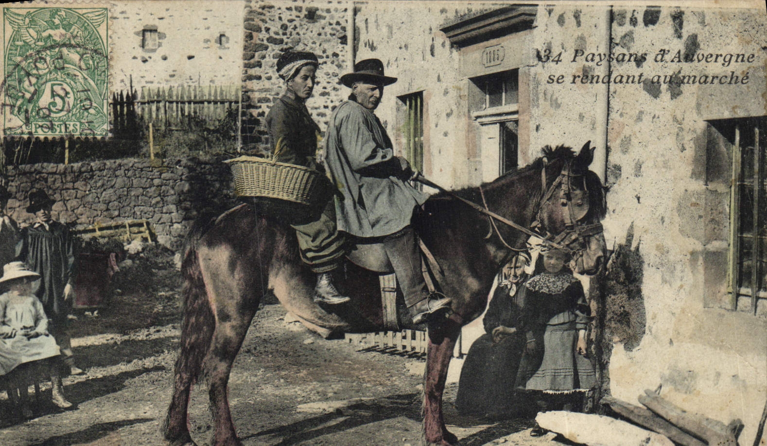 CPA Folklore Paysans d'Auvergne se rendant au marche Cheval