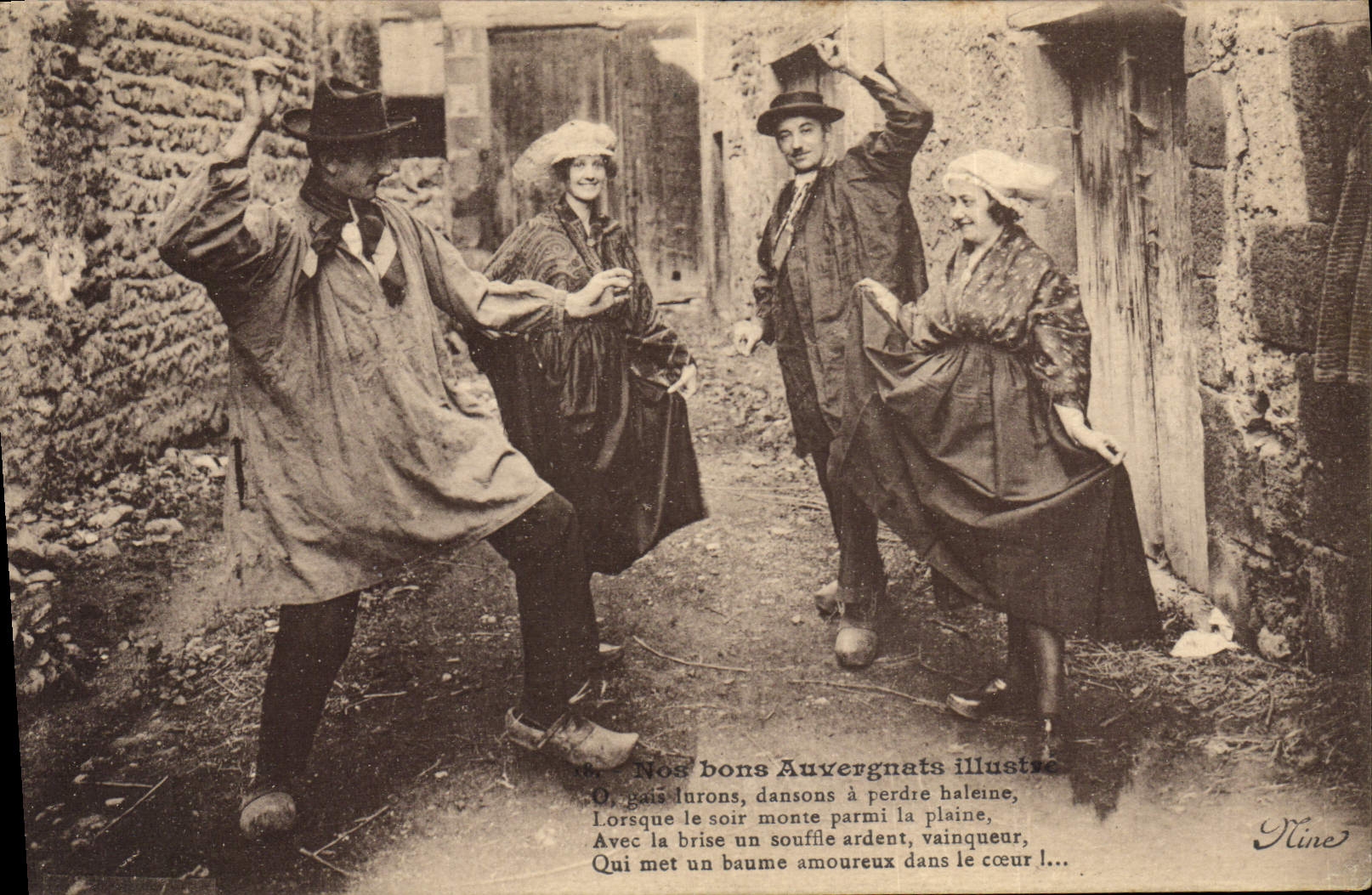 CPA Folklore Auvergne La bourree