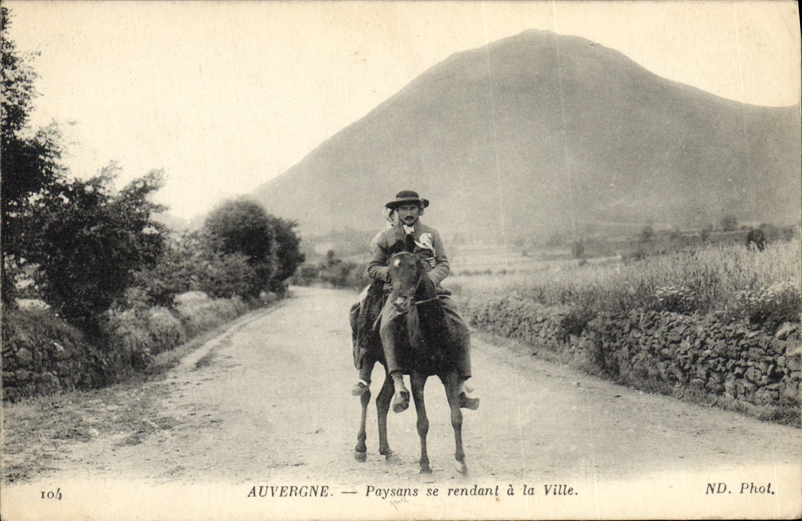 CPA Folklore Auvergne Paysans se rendant a la ville Cheval