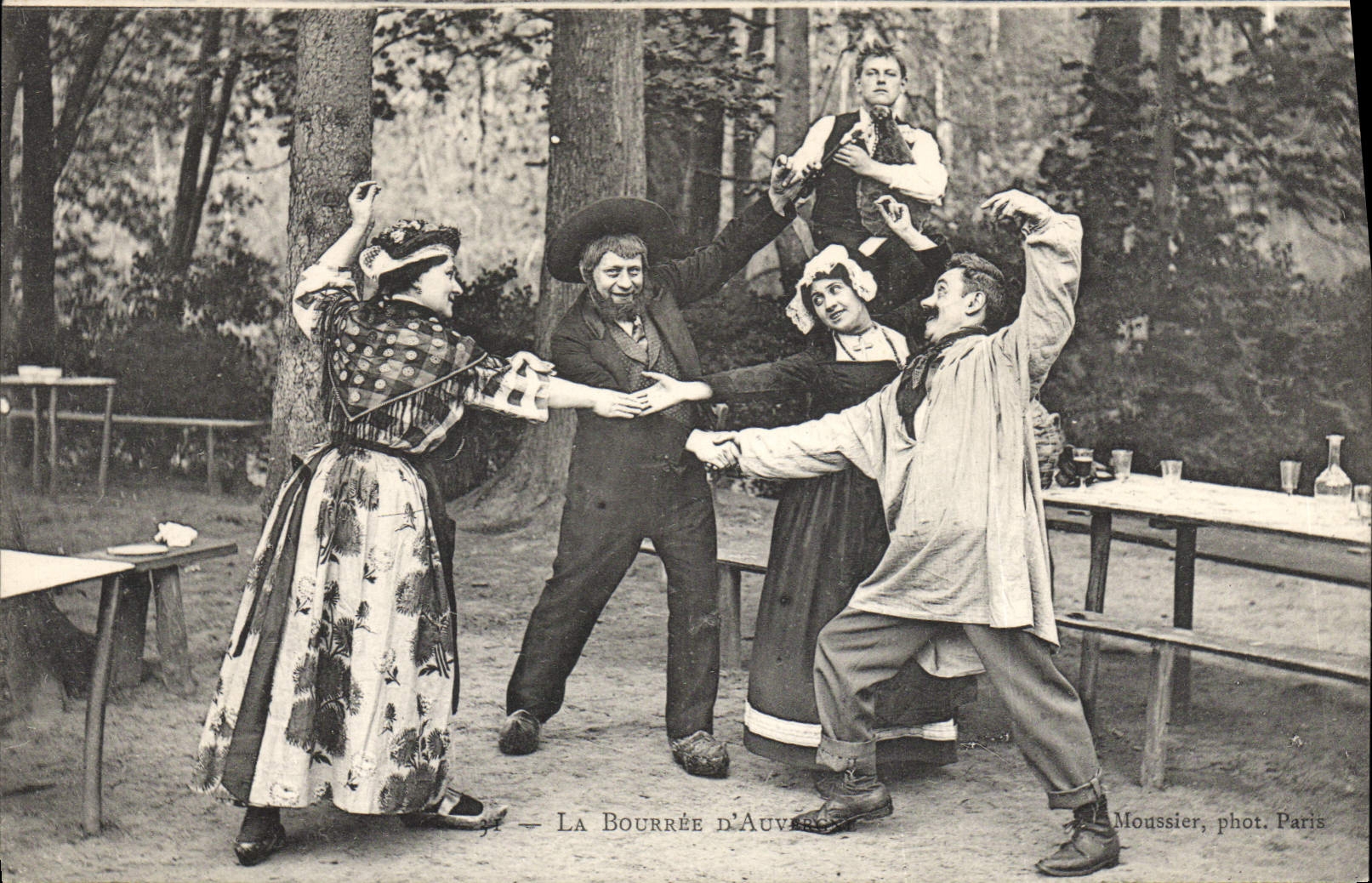 CPA Folklore Auvergne La bourree