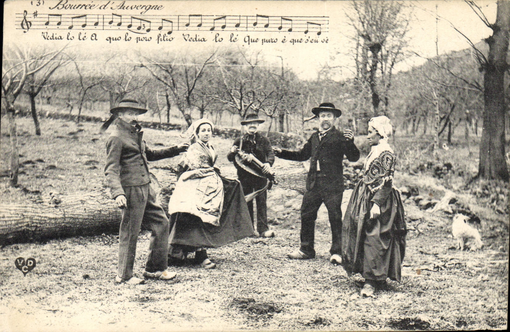 CPA Folklore Auvergne La bourree
