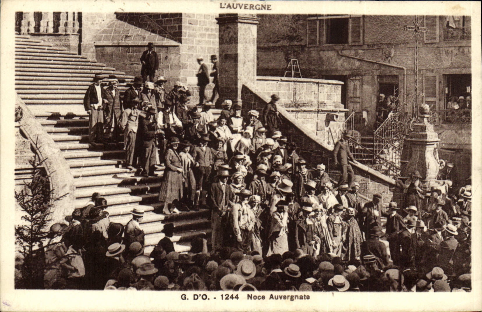 CPA Folklore Auvergne Noce Auvergnate