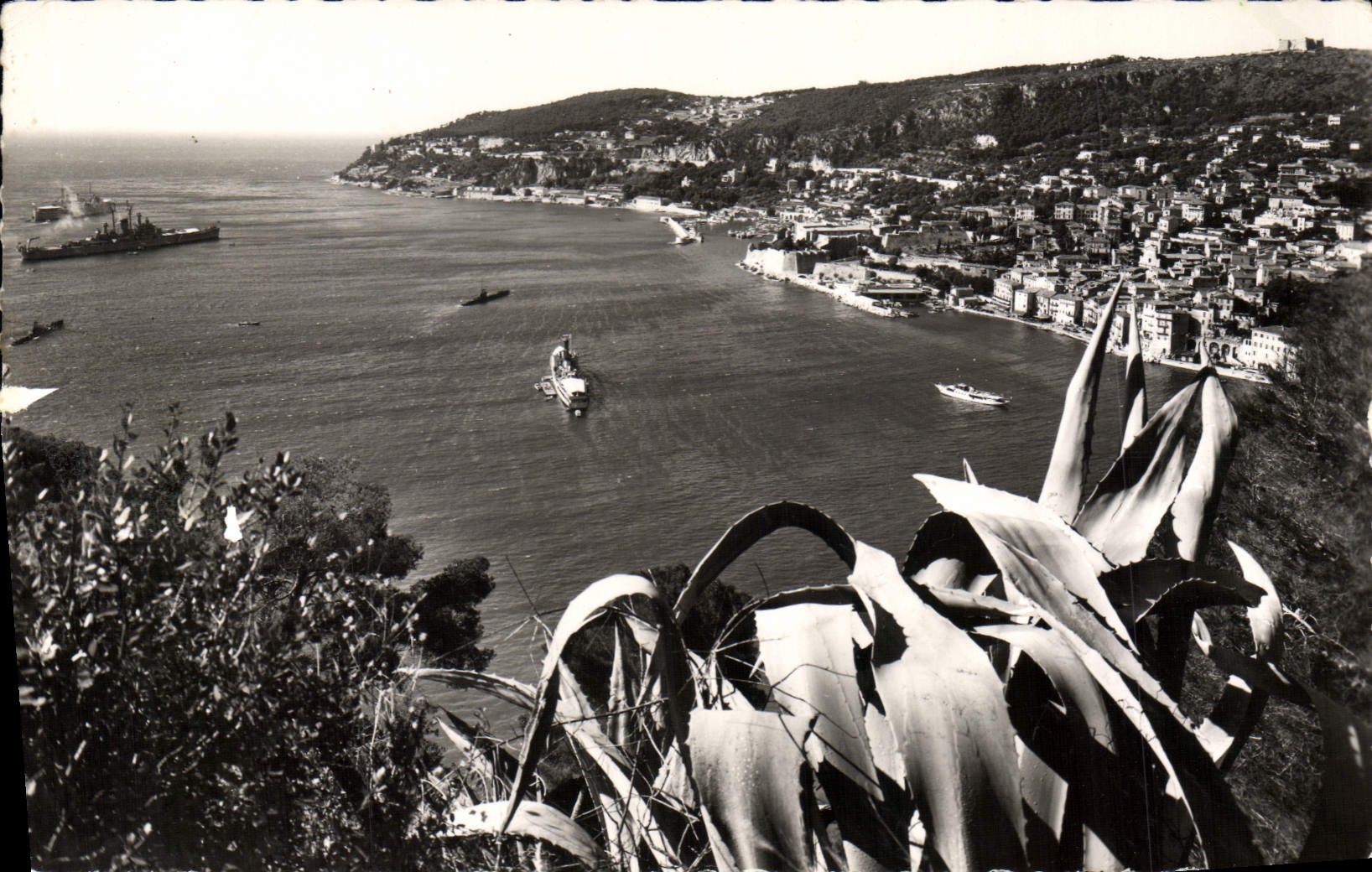 MODERN CARD Villefranche On Sea Seen on the city and the squadron splits Bateaux of them