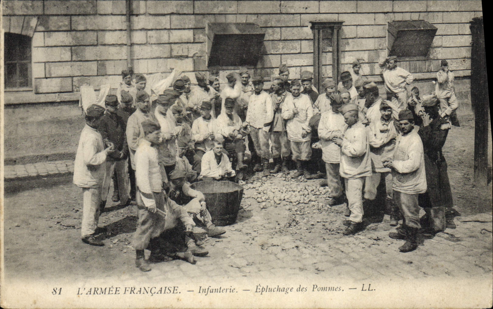 VINTAGE POSTCARD French Army Infantry Weeding with the apples Potatoes