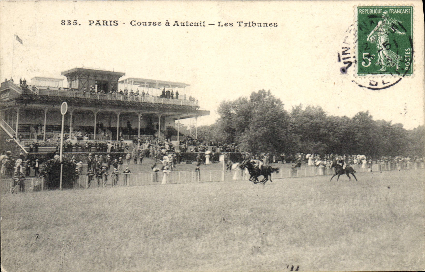 El curso de Hippisme París de la equitación de Cheval de la POSTAL de la VENDIMIA tiene Auteuil las plataformas
