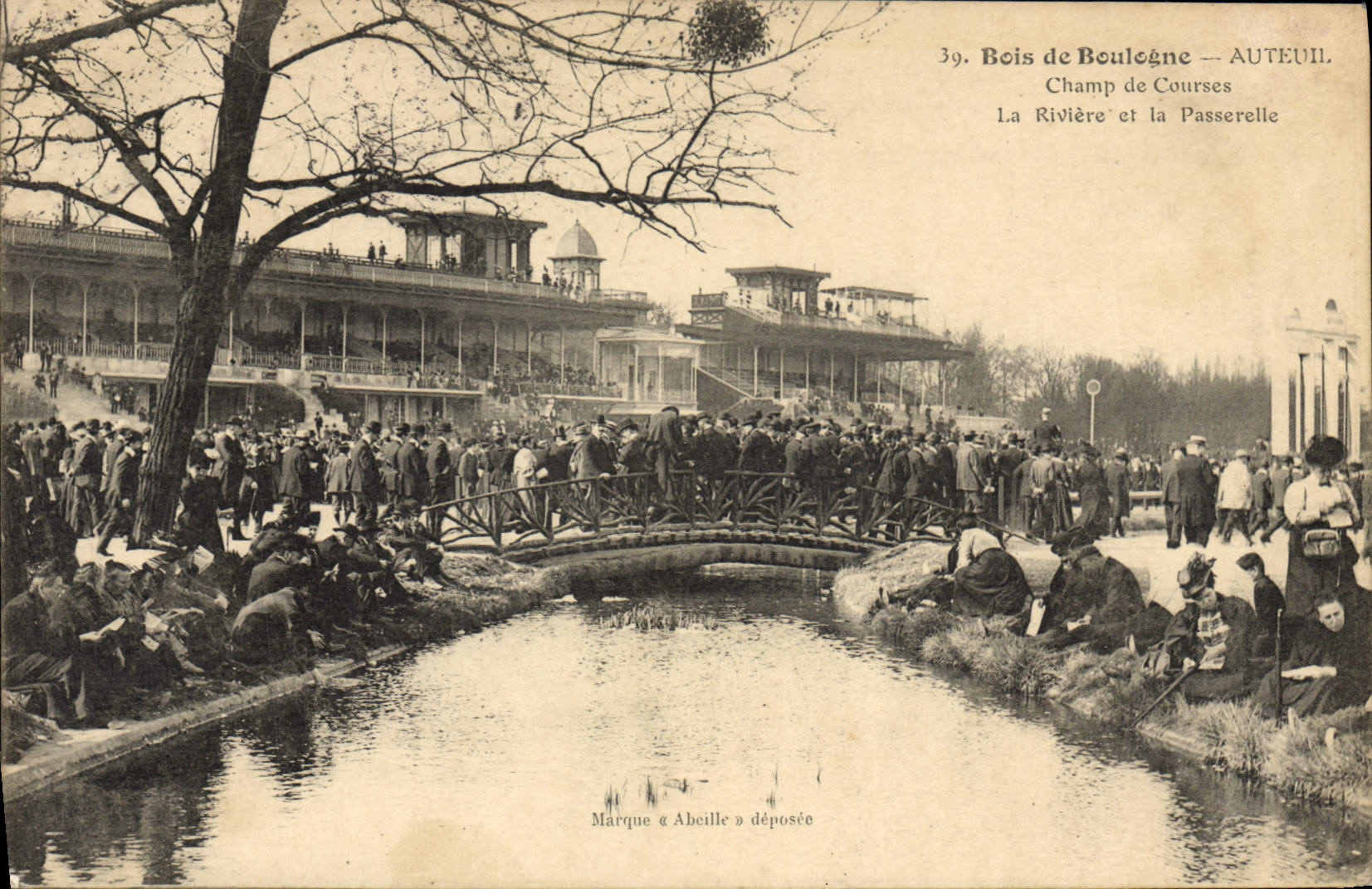 Hipódromo de Auteuil del Bois de Boulogne de Hippisme de la equitación del caballo de la POSTAL de la VENDIMIA el río y la pasarela