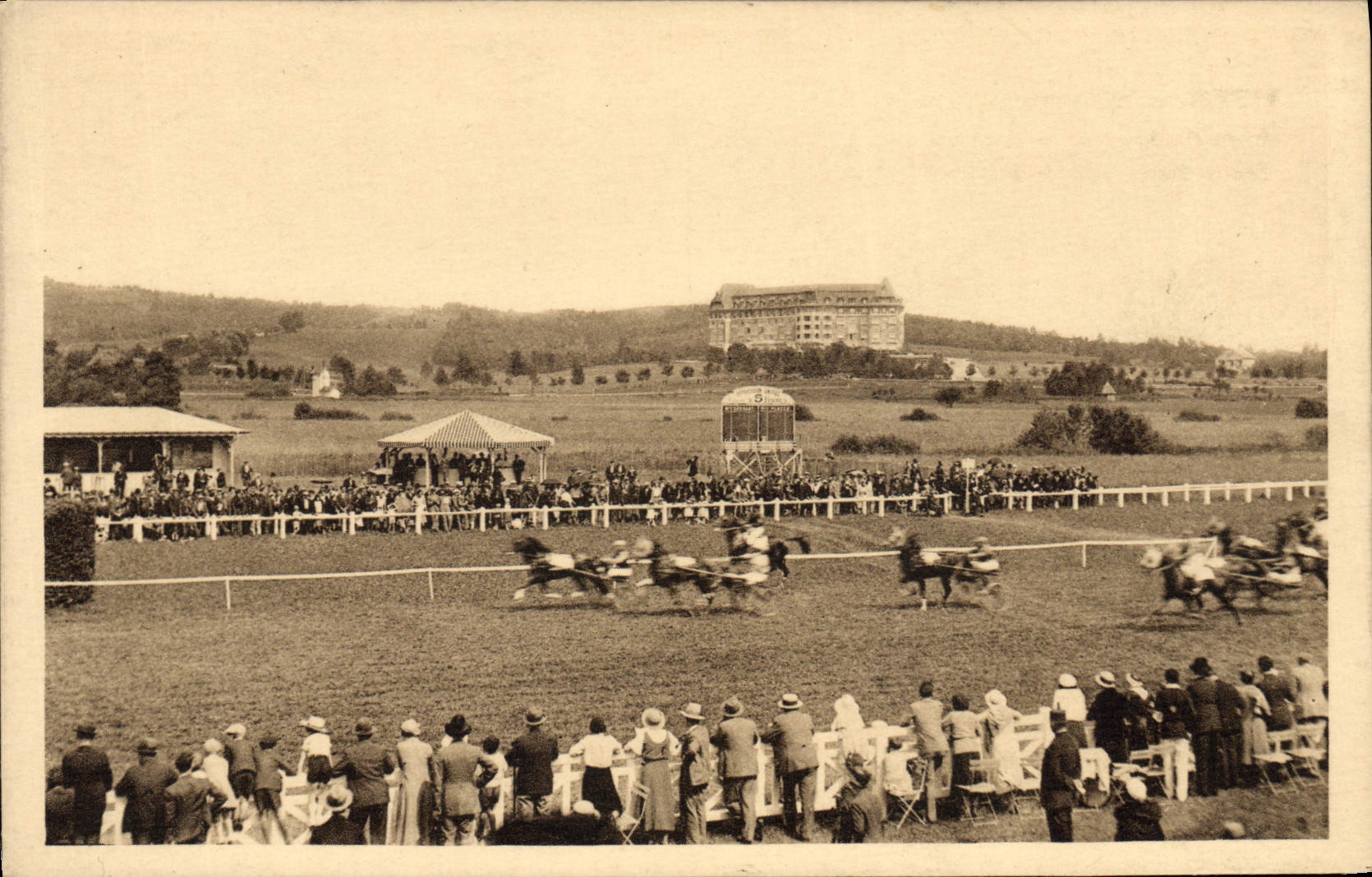 Hipódromo de Hippisme Vittel de la equitación del caballo de la POSTAL de la VENDIMIA