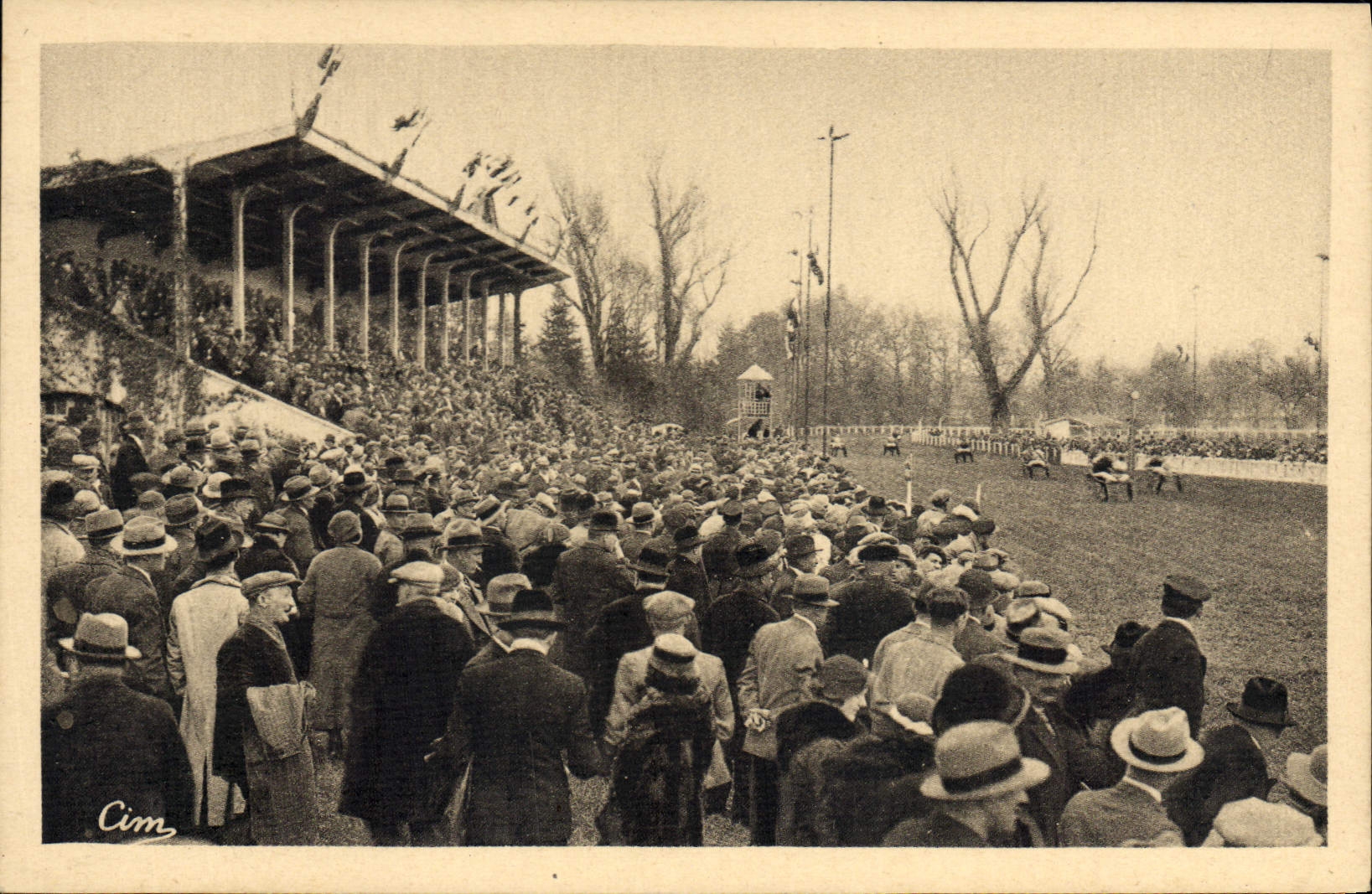 CPA Cheval Equitation Hippisme Feurs Hippodrome Une arrivee