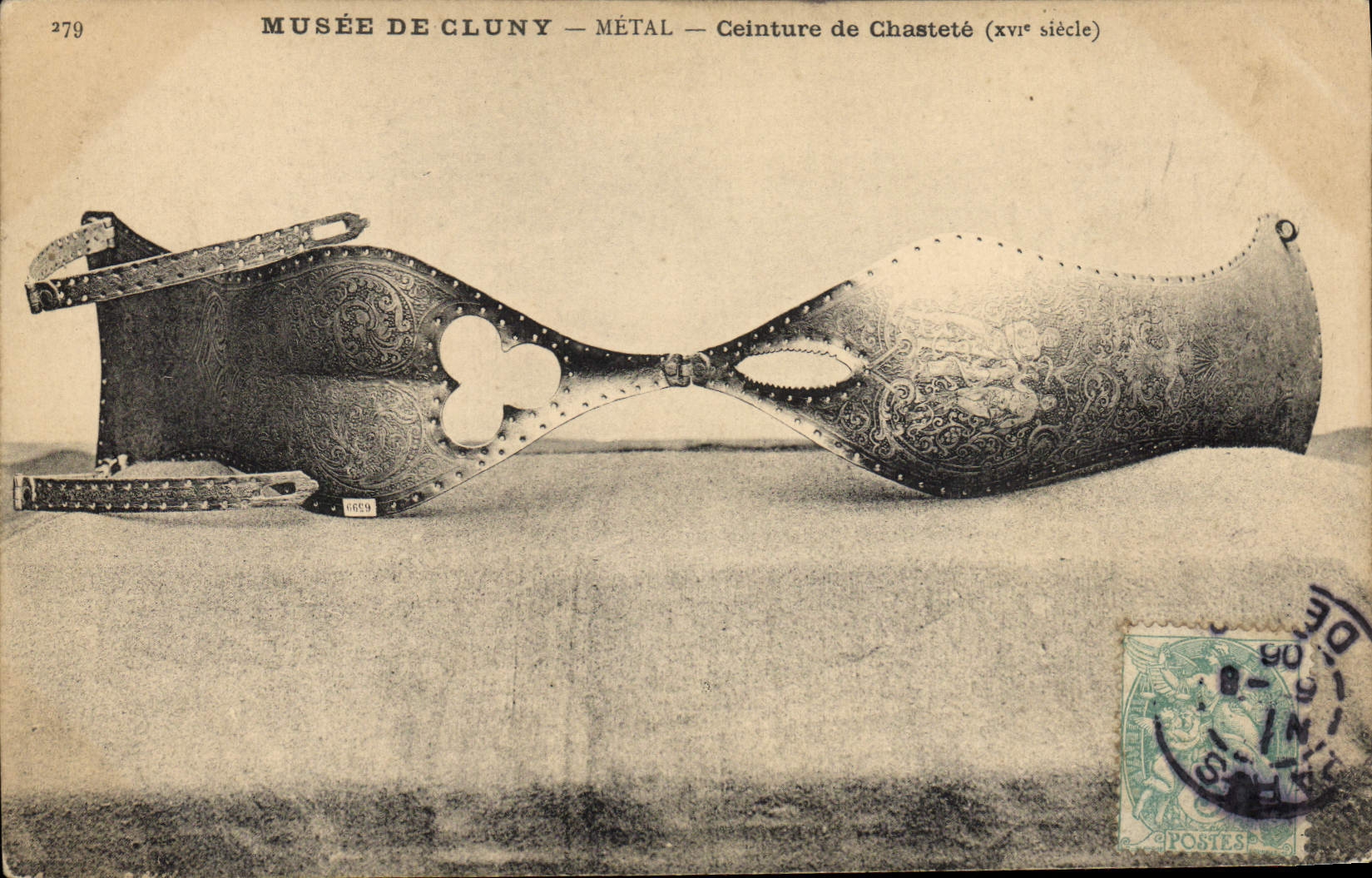 CPA Nu erotique Femme Musee de Cluny Paris ceinture de chastete