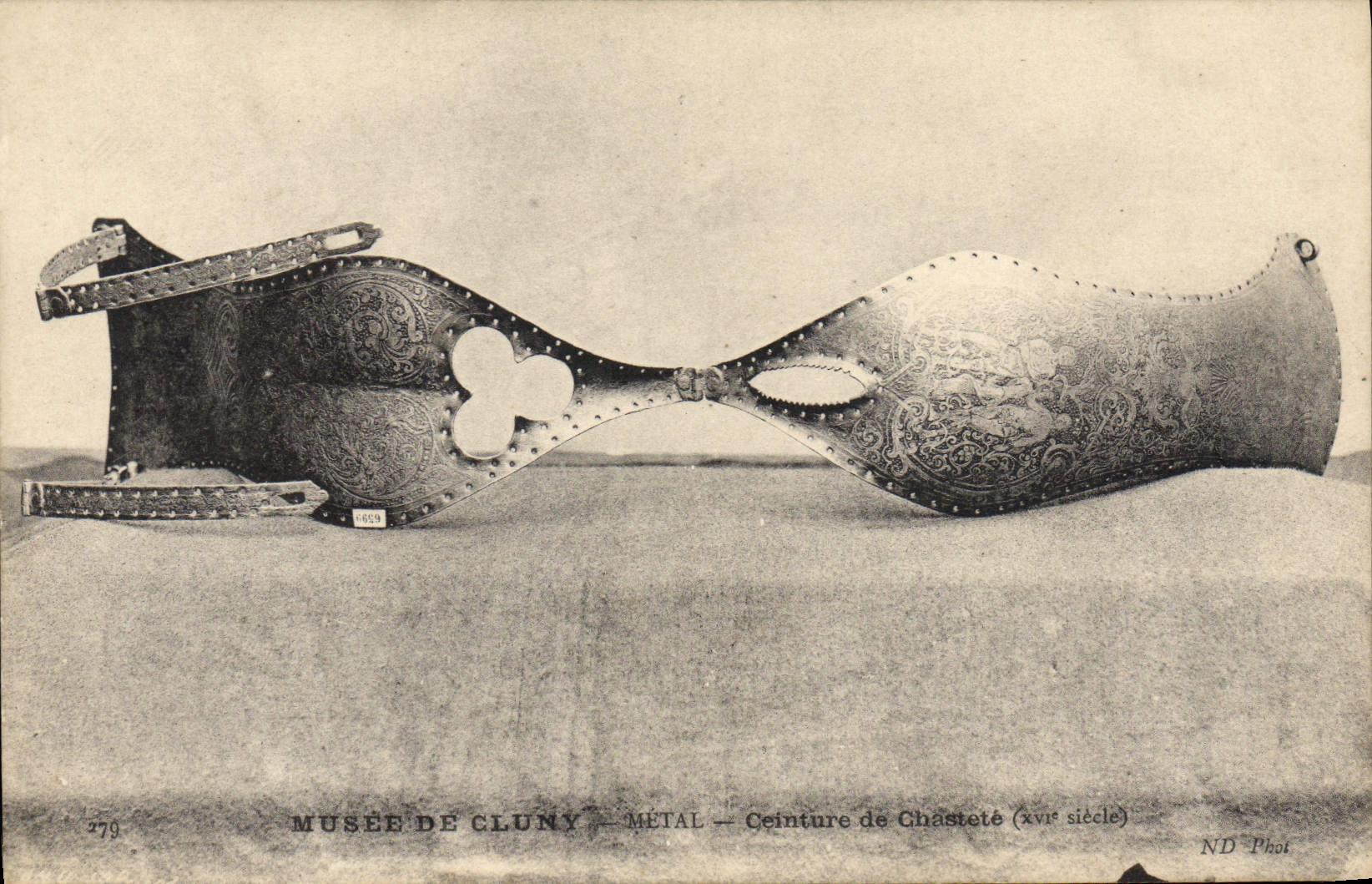 CPA Nu erotique Femme Musee de Cluny Paris ceinture de chastete