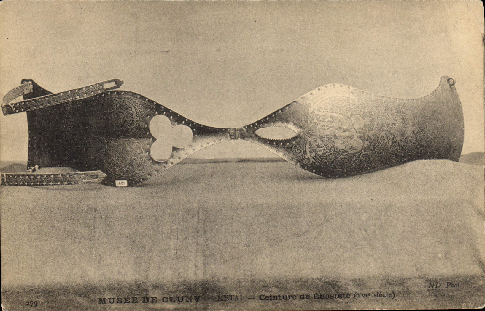 CPA Nu erotique Femme Ceinture de chastete