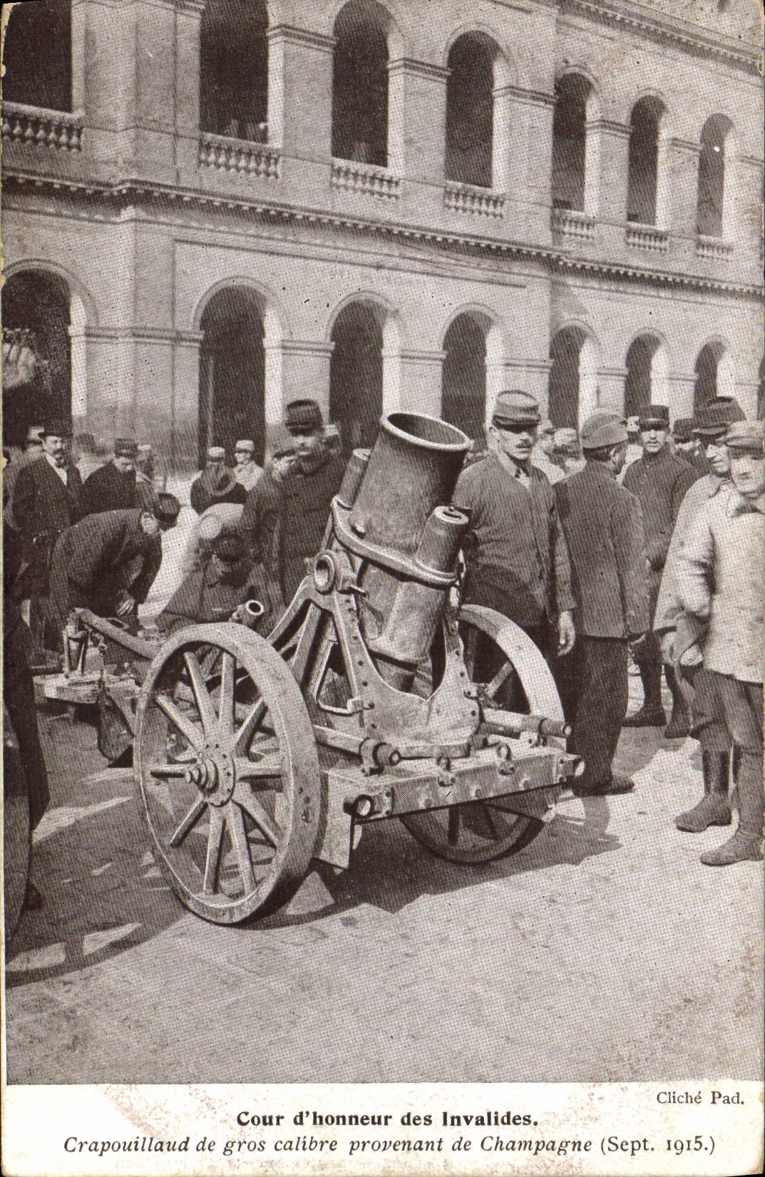 VINTAGE POSTCARD Militaria Paris Main courtyard of the Crapouillaud Invalids large gauge coming from Champagne