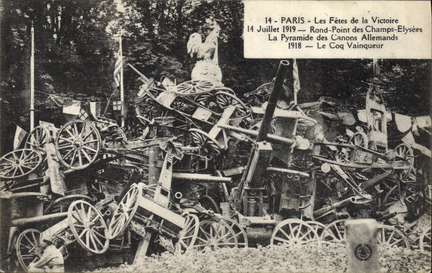 CPA Militaria Paris Les fetes de la Victoire 14 juillet 1919 Rond point des Champs Elysees la pyramide des canons Coq