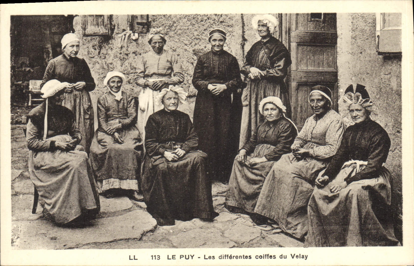 CPA Folklore Le Puy les differentes coiffes du Velay 