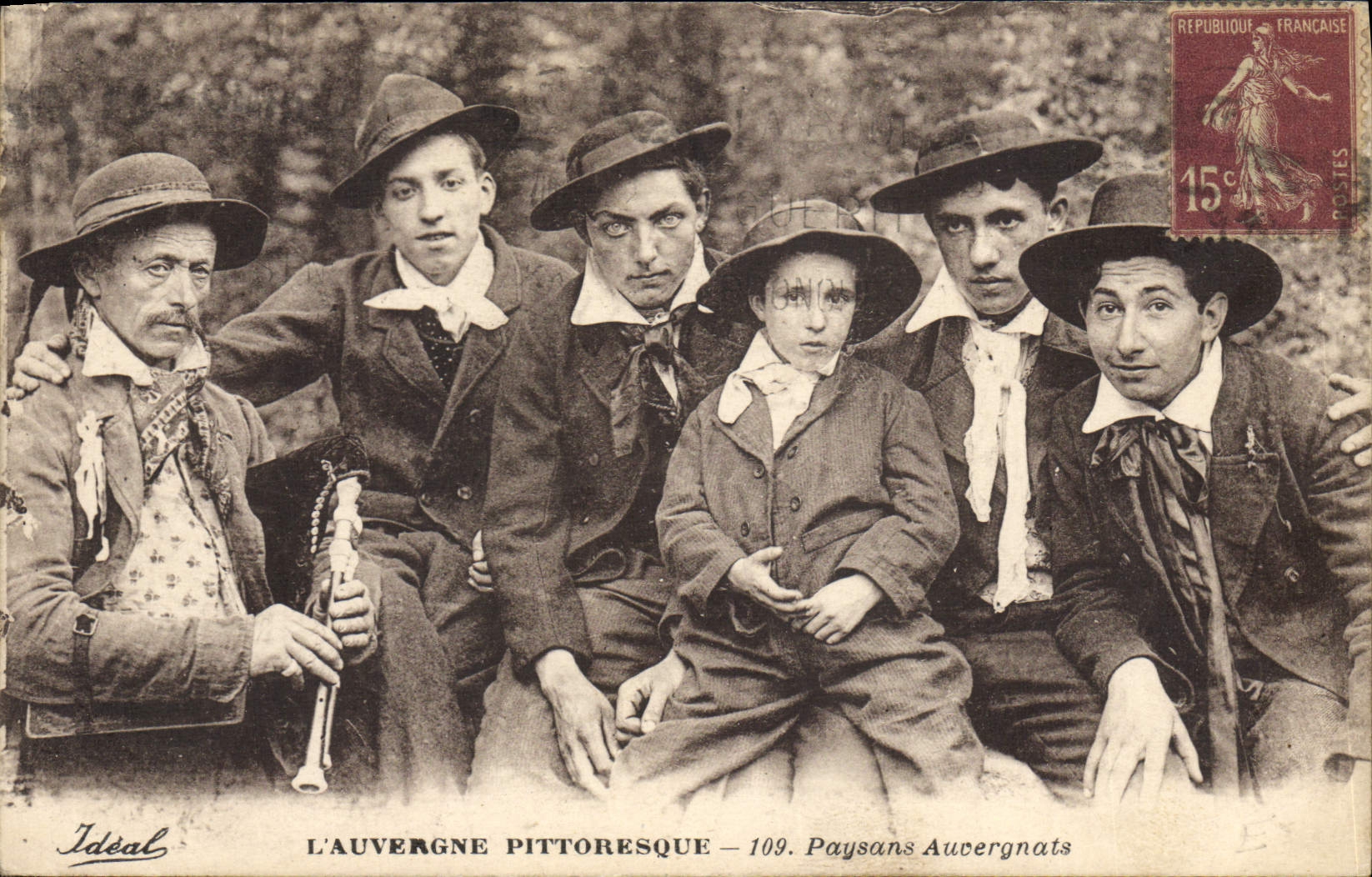 CPA Folklore Auvergne Paysans Auvergnats