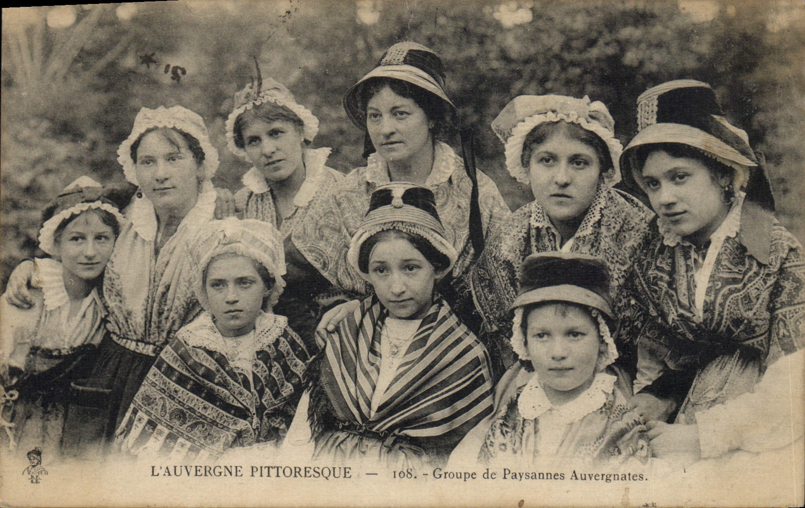CPA Folklore Auvergne Groupe de paysannes auvergnates